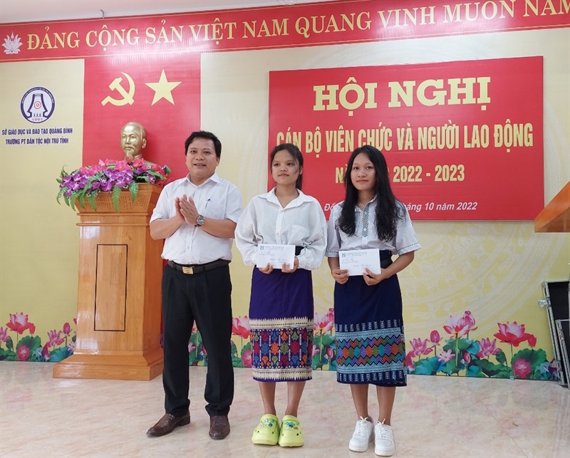 Nữ sinh Cao Thị Lệ Hằng (ngoài cùng bên phải) nhận quà của Bí thư Tỉnh ủy Quảng Bình tại buổi tuyên dương.