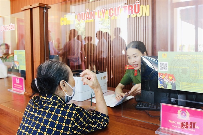 Công an xã Lưu Vĩnh Sơn (huyện Thạch Hà, tỉnh Hà Tĩnh) hướng dẫn, tiếp nhận hồ sơ công dân đến giải quyết thủ tục hành chính về cư trú và đăng ký mô- tô, xe gắn máy.