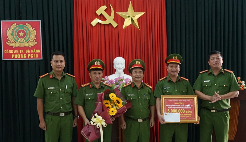 Đại tá Phan Văn Dũng trao thưởng cho Phòng Cảnh sát THAHS và HTTP.