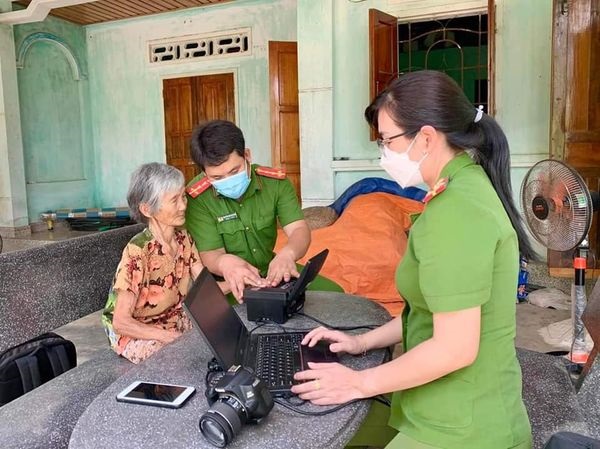 Công an huyện Đồng Xuân trong chương trình "Những chuyến xe cấp căn cước công dân nghĩa tình" đến tận nhà làm thủ tục cấp căn cước công dân cho người già.