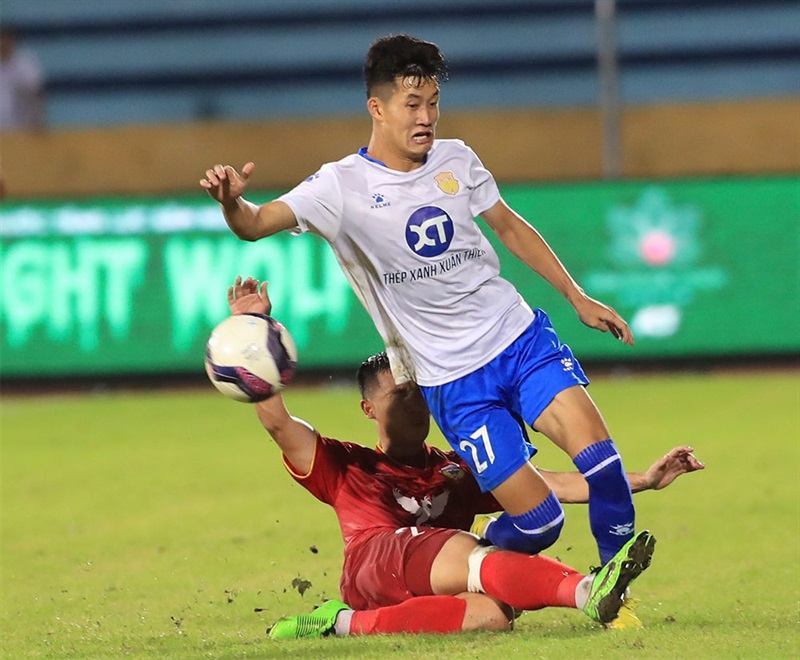 Trận thua Nam Định (áo sáng) khiến H. Hà Tĩnh (áo sẫm) bị đẩy xuống thứ 11 trên bảng xếp hạng và chỉ hơn đội xếp áp chót Sài Gòn FC về hiệu số.