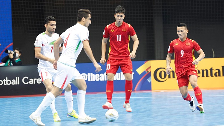 Tuyển futsal Việt Nam (áo sẫm) thua đậm 1-8 trước đương kim vô địch Iran (áo sáng).