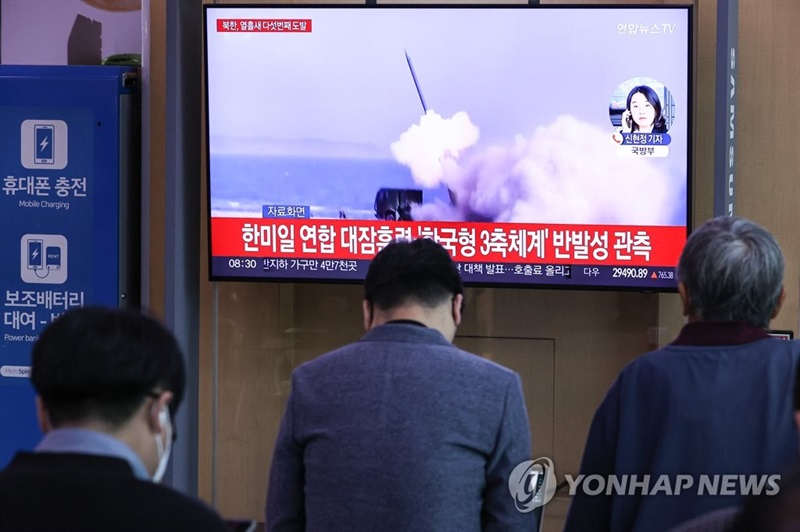 Người dân Hàn Quốc xem tin tức về việc Triều Tiên bắn tên lửa đạn đạo tại Ga Seoul ngày 4-10.