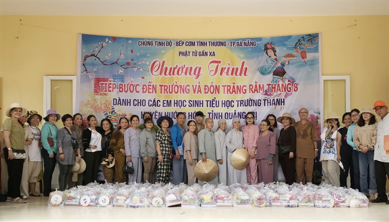 Các thành viên Nhóm Chúng Tịnh Độ nấu cháo tình thương tại Bệnh viện Ung bướu Đà Nẵng năm 2022.