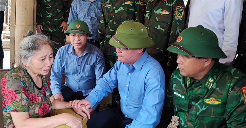 Ông Nguyễn Đức Trung - Chủ tịch UBND tỉnh Nghệ An trao quà cho các hộ dân bị ảnh hưởng