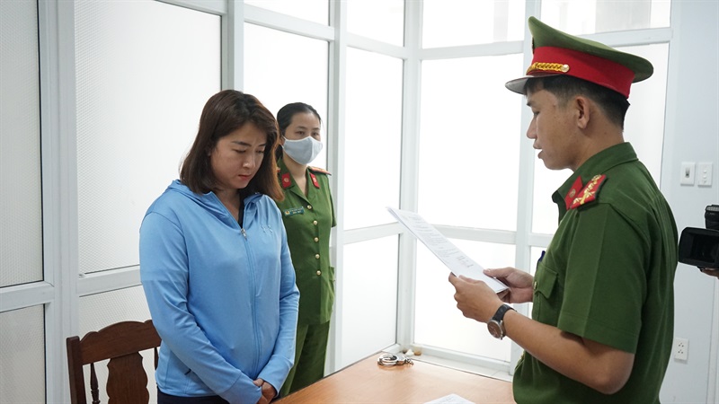 Cơ quan CSĐT đọc lệnh bắt tạm giam Lê Thị Thảo Nguyên.