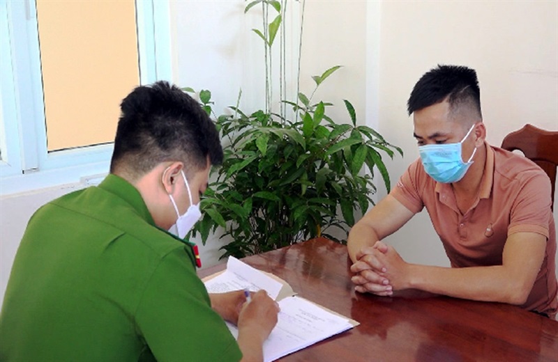 Cơ quan Cảnh sát điều tra Công an tỉnh Quảng Nam gọi hỏi một nghi can trực tiếp giới thiệu, môi giới các vụ "sang Camphuchia làm việc nhẹ lương cao”.