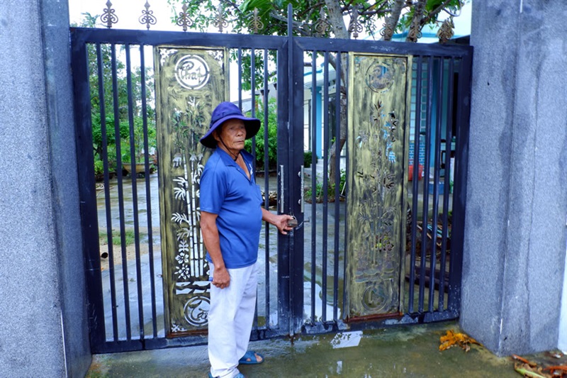 Nhà thờ tộc Nguyễn Văn làng Cẩm Phú bị “nhốt” vì cổng khóa, tường rào.