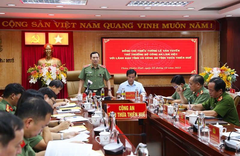 Thiếu tướng Lê Văn Tuyến phát biểu tại buổi làm việc