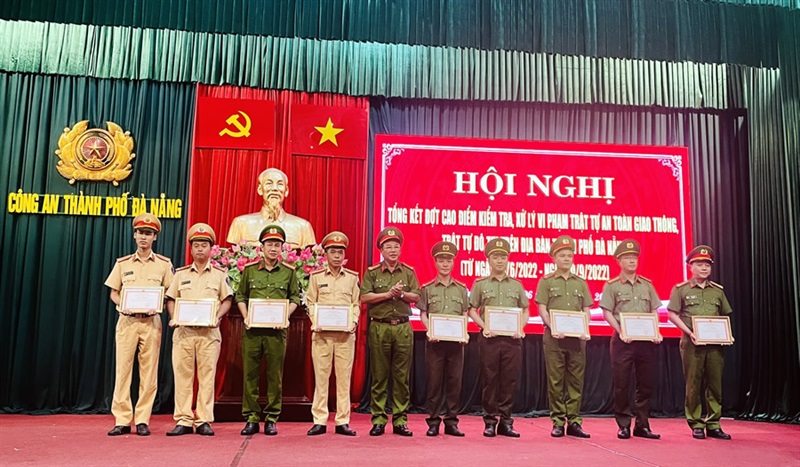 Đại tá Trần Phòng tặng Giấy khen của Giám đốc Công an TP cho các tập thể và các cá nhân.
