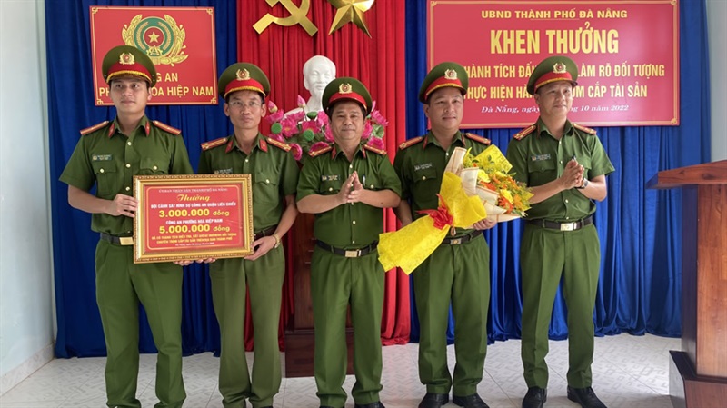 Đại tá Phan Văn Dũng trao thưởng cho Đội Cảnh sát Hình sự CAQ Liên Chiểu và CAP Hòa Hiệp Nam.