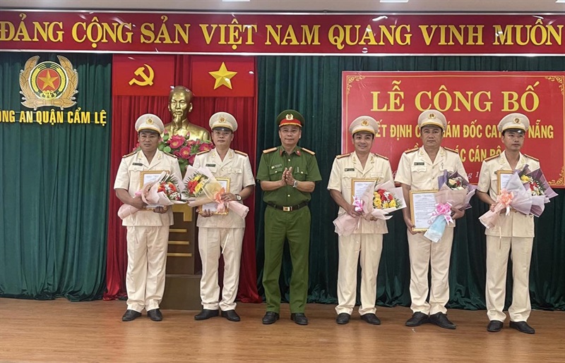 Thừa ủy quyền của Giám đốc Công an TP Đà Nẵng, Đại tá Đặng Văn Khuôn- Trưởng Công an quận Cẩm Lệ trao quyết định cho 5 cán bộ được điều động, bổ nhiệm.