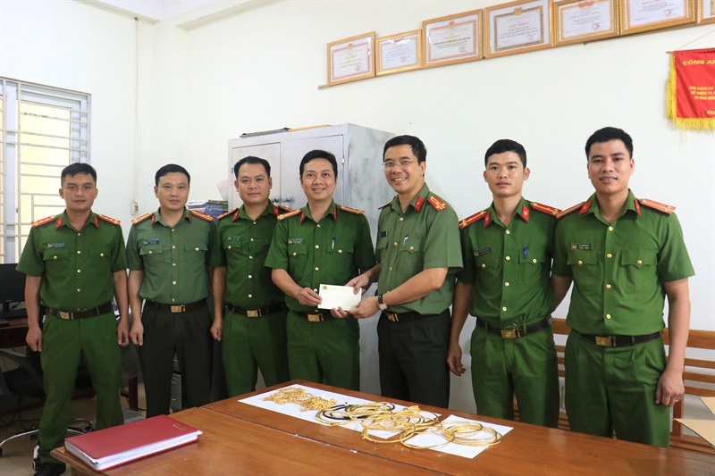 Giám đốc Công an tỉnh Hà Tĩnh trao thưởng cho ban chuyên án.