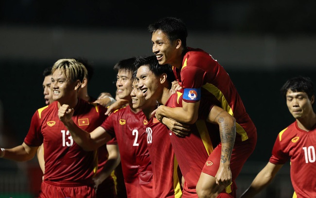 Đội tuyển Việt Nam tăng một bậc từ hạng 97 lên 96 và tiếp tục bỏ xa các đội tuyển khác trong khu vực.