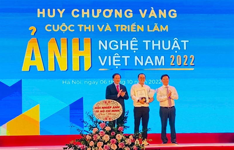 Ban tổ chức trao Huy chương Vàng cho tác giả Lê Quang Thiện (Đà Nẵng).