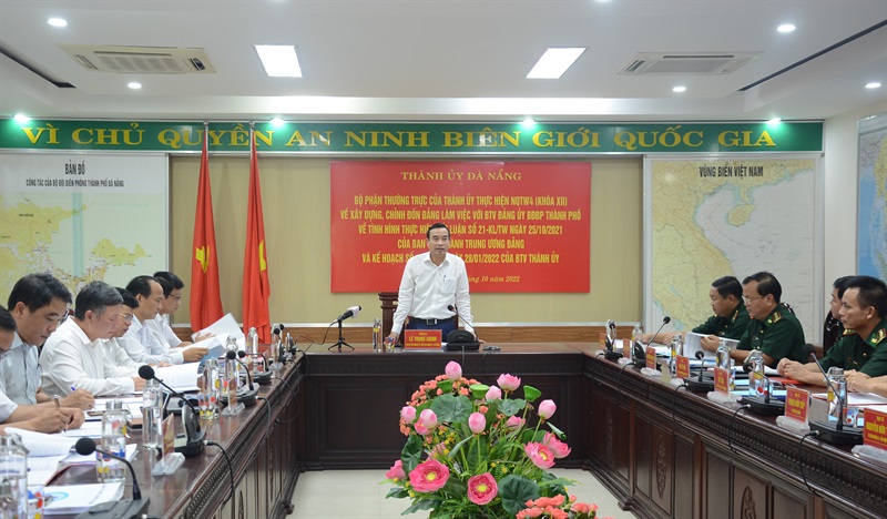 Lãnh đạo Bộ chỉ huy BĐBP TP Đà Nẵng báo cáo tại buổi làm việc.