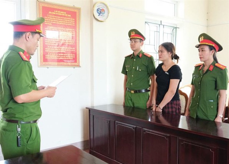 Cơ quan điều tra đọc lệnh khởi tố bị can đối với Phạm Thị Oanh.
