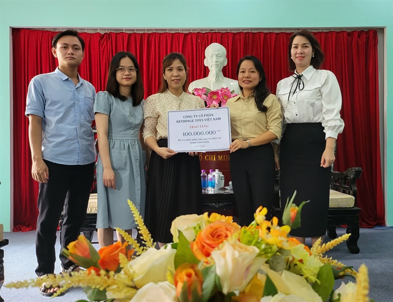 Bà Phạm Thị Hồng Hạnh tiếp nhận hỗ trợ của Cty KEYHINGE TOYS Việt Nam