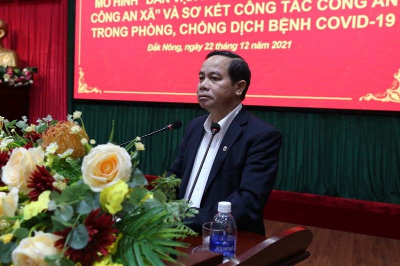 Phối hợp tuyên truyền phòng chống tội phạm và hướng dẫn người dân kích hoạt tài khoản định danh điện tử