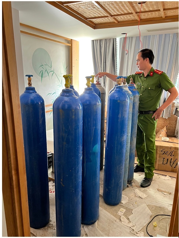 Các bình khí cười bị thu giữ