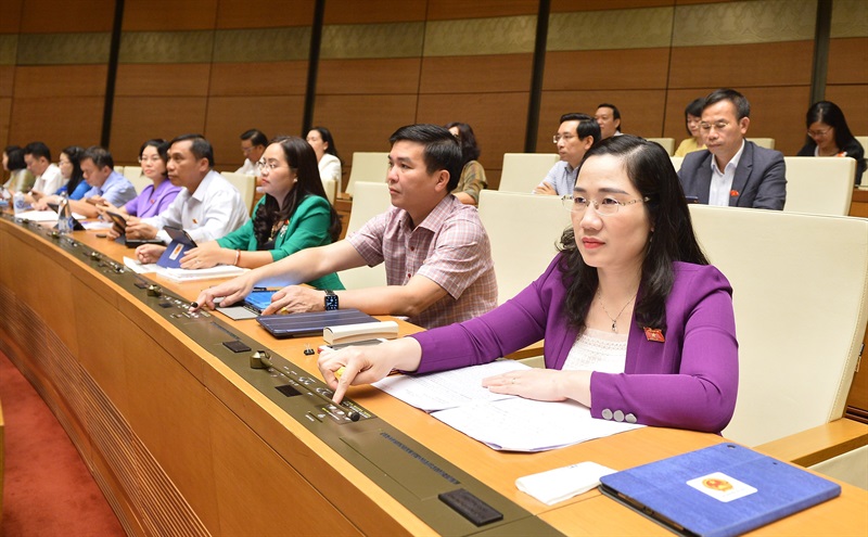 Đại biểu Quốc hội nhấn nút biểu quyết thông qua Nghị quyết về Kế hoạch phát triển kinh tế - xã hội năm 2023.