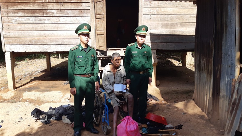 Lãnh đạo Đồn Biên phòng Thuận thăm và hỗ trợ quà cho ông Hồ Ka Roang sau khi nhà ông bị hỏa hoạn.