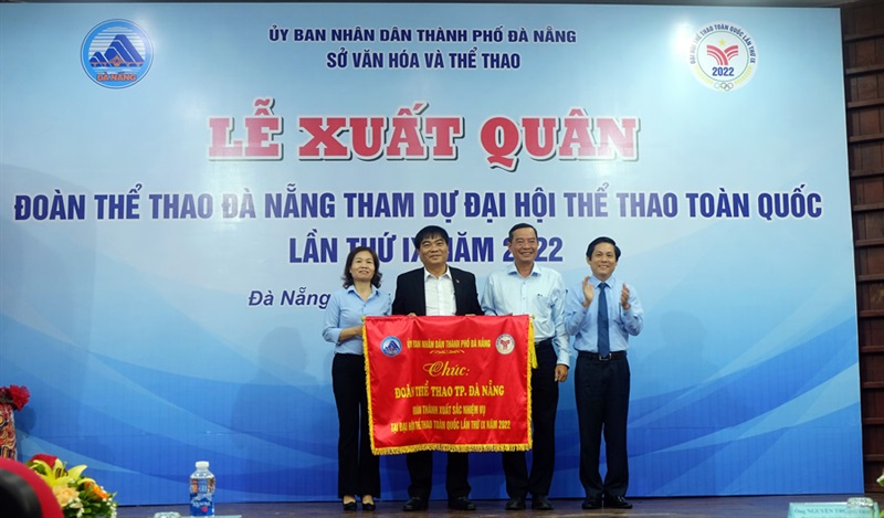 Lãnh đạo TP Đà Nẵng trao Cờ xuất quân cho Đoàn thể thao TP Đà Nẵng.