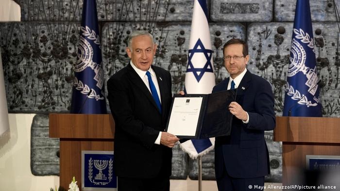Tổng thống Israel Isaac Herzog (phải) chỉ định ông Benjamin Netanyahu thành lập Chính phủ, tại Jerusalem, ngày 13-11. Ảnh: AP