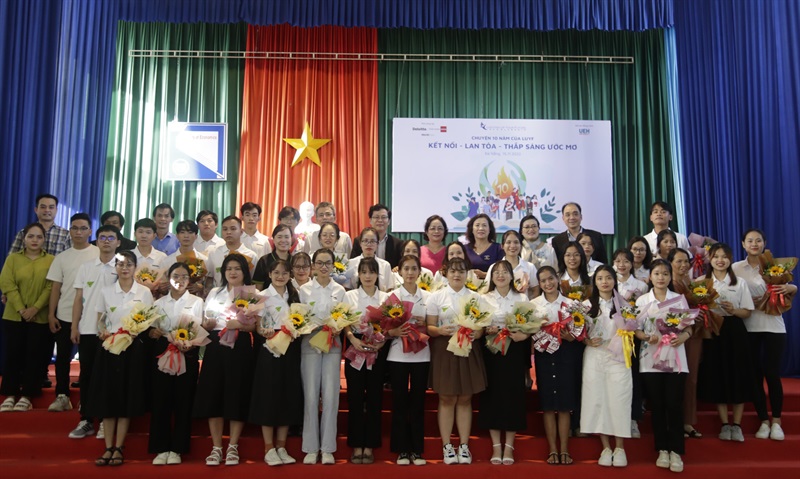 38 SV đến từ ĐH Đà Nẵng và ĐH Huế được nhận học bổng Thắp sáng tương lai của Deloitte Việt Nam. Ảnh: X.S