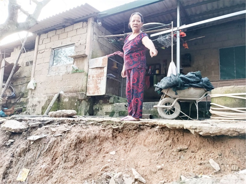 Một khúc sông Bồ bị sạt lở sát vào nhà dân ở thôn Hiền Sỹ.
