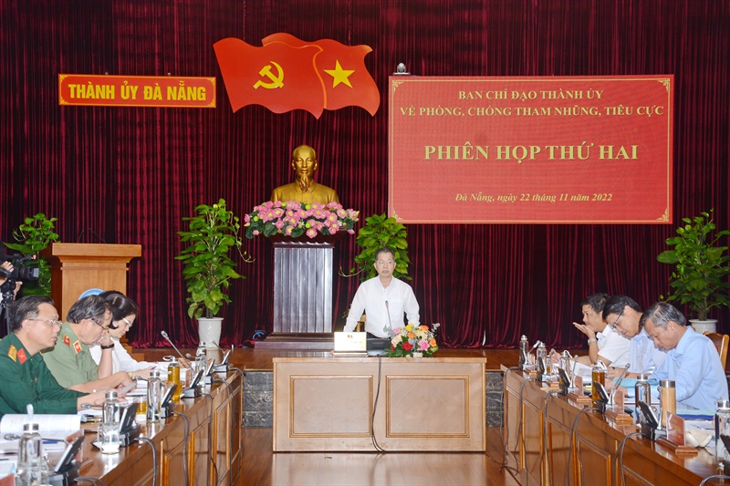 Bí thư Thành ủy Nguyễn Văn Quảng phát biểu tại phiên họp.