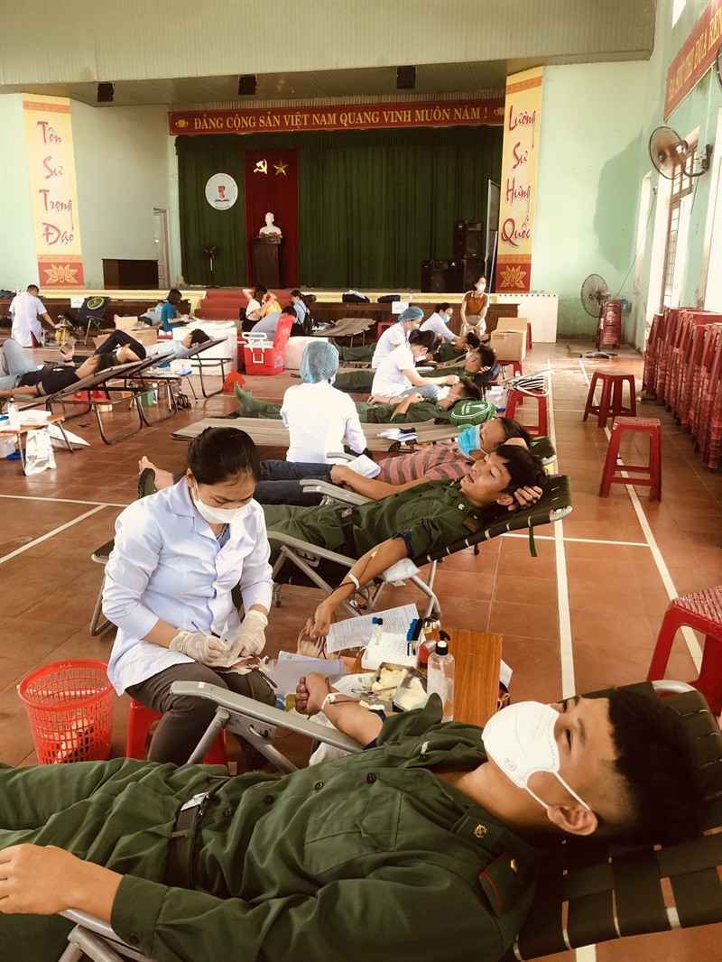 Ông Trần Văn Hữu - Chủ tịch Hội Chữ Thập đỏ H.Núi Thành tham gia hiến máu tình nguyện năm 2022.