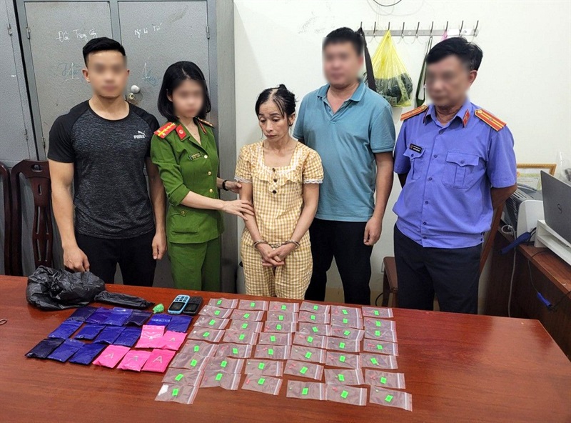 Đối tượng Trần Thị Chiến bị bắt cùng số ma túy.