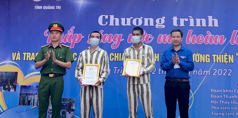 Tỉnh đoàn Quảng Trị tặng quà cho phạm nhân cải tạo tốt tại Trại giam Nghĩa An.