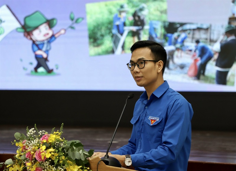 TS Nguyễn Thành Đạt (thứ 2 từ trái sang) tại chiến dịch SV tình nguyện hè 2022.