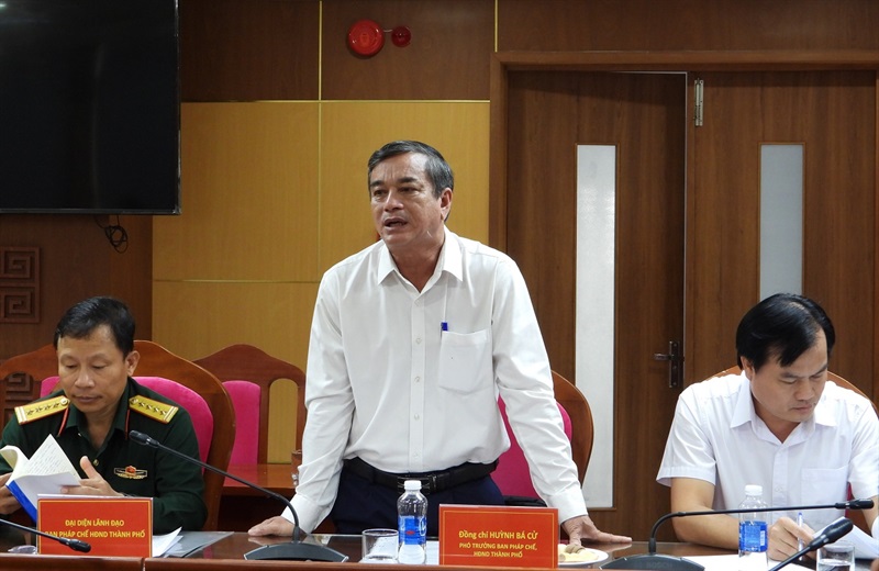 Phó Trưởng Ban Pháp chế HĐND TP Huỳnh Bá Cử và Đại tá Nguyễn Văn Tăng phát biểu tại buổi làm việc.