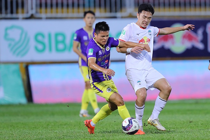 Sự xuất hiện của Xuân Trường (áo trắng) sau chấn thương không đủ giúp HAGL vượt qua Hà Nội FC.
