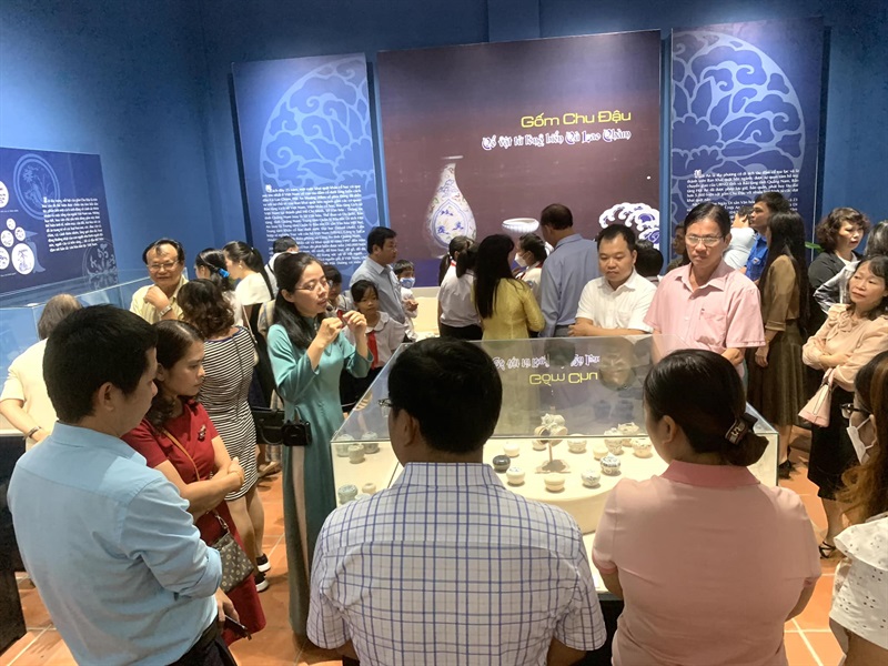 Đông đảo du khách tham quan Phòng trưng bày chuyên đề “Gốm Chu Đậu - cổ vật từ lòng biển Cù Lao Chàm”.