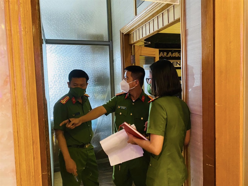 Bên cạnh xử lý nghiêm các trường hợp vi phạm, Công an TP Đà Nẵng cũng tổ chức tuyên truyền và thực tập phương án chữa cháy để nâng cao kiến thức cho lực lượng tại chỗ.