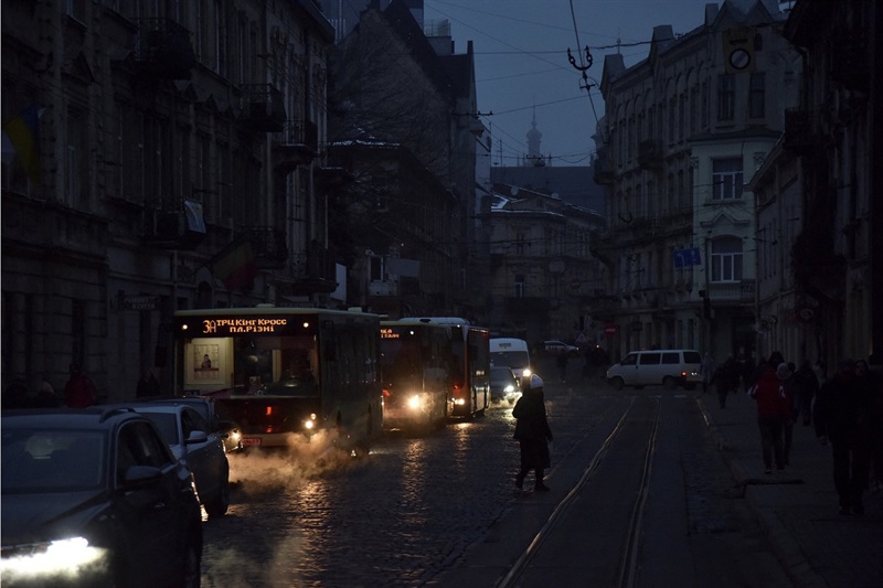 Nhiều nơi ở Ukraine bị mất điện. Ảnh: Reuters