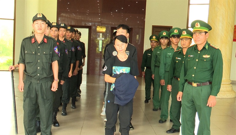 Lực lượng Biên phòng bàn giao đối tượng liên quan cho CA Quảng Trị tiếp tục xử lý