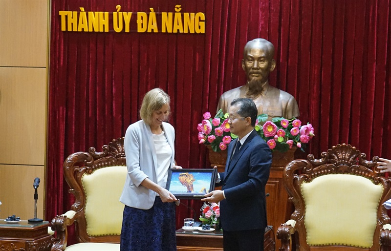 Bí thư Thành ủy Đà Nẵng Nguyễn Văn Quảng tiếp đón Tổng lãnh sự Hoa Kỳ tại TP Hồ Chí Minh Susan Burns.