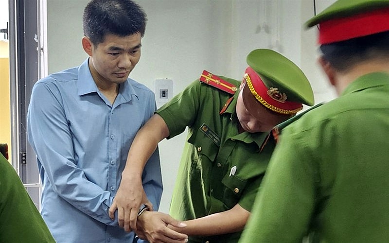 Lực lượng chức năng khám xét tại nơi làm việc của Phạm Văn Tài.