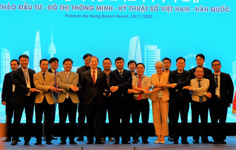 Lãnh đạo TP Đà Nẵng chụp ảnh lưu niệm cùng các đại biểu tham dự Hội nghị.