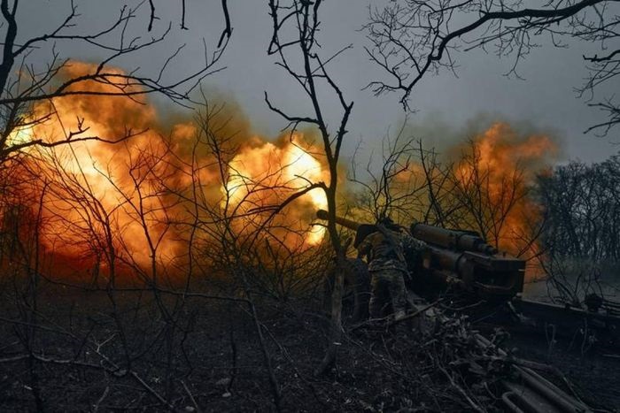 Binh sỹ Ukraine khai hỏa vào vị trí của Nga ở Bakhmut. Ảnh: AP
