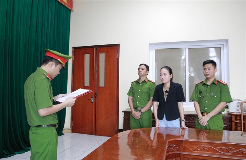 Cơ quan điều tra đọc lệnh khởi tố bị can đối với Võ Thị Phương Thúy.
