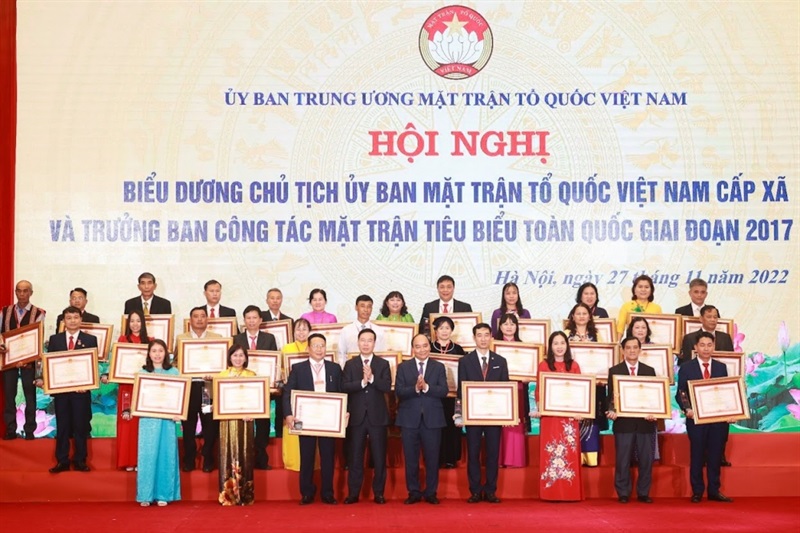 Chủ tịch nước Nguyễn Xuân Phúc trao quà cho các đại biểu dự Hội nghị.