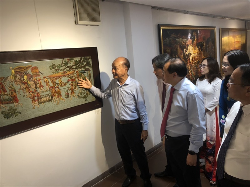 Các đại biểu tham quan gian trưng bày sản phẩm sơn mài tại triển lãm.