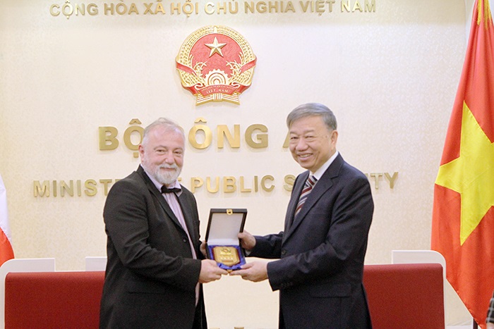 Bộ trưởng Tô Lâm tặng quà lưu niệm Đại sứ Hynek Kmonicek.