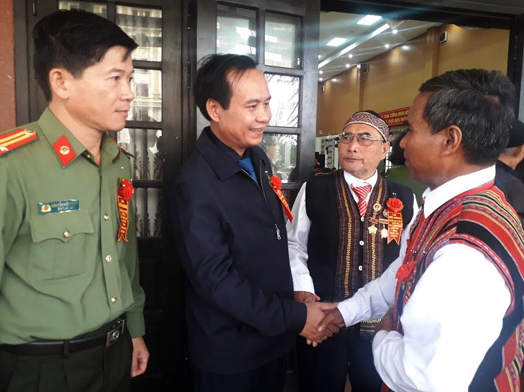Chủ tịch UBND tỉnh Quảng Trị Võ Văn Hưng trong một dịp gặp gỡ với người dân tộc thiểu số có thành tích xuất sắc trong phong trào BVANTQ.